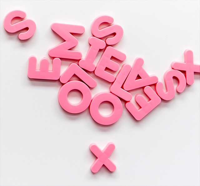 rosa Magnetbuchstaben